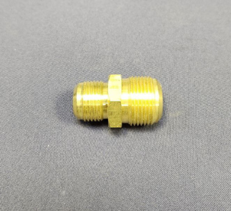 Штуцер для соединения труб с наружными диаметрами 5/8" и 3/4" (резьбы M5/8" SAE х M3/4" SAE)